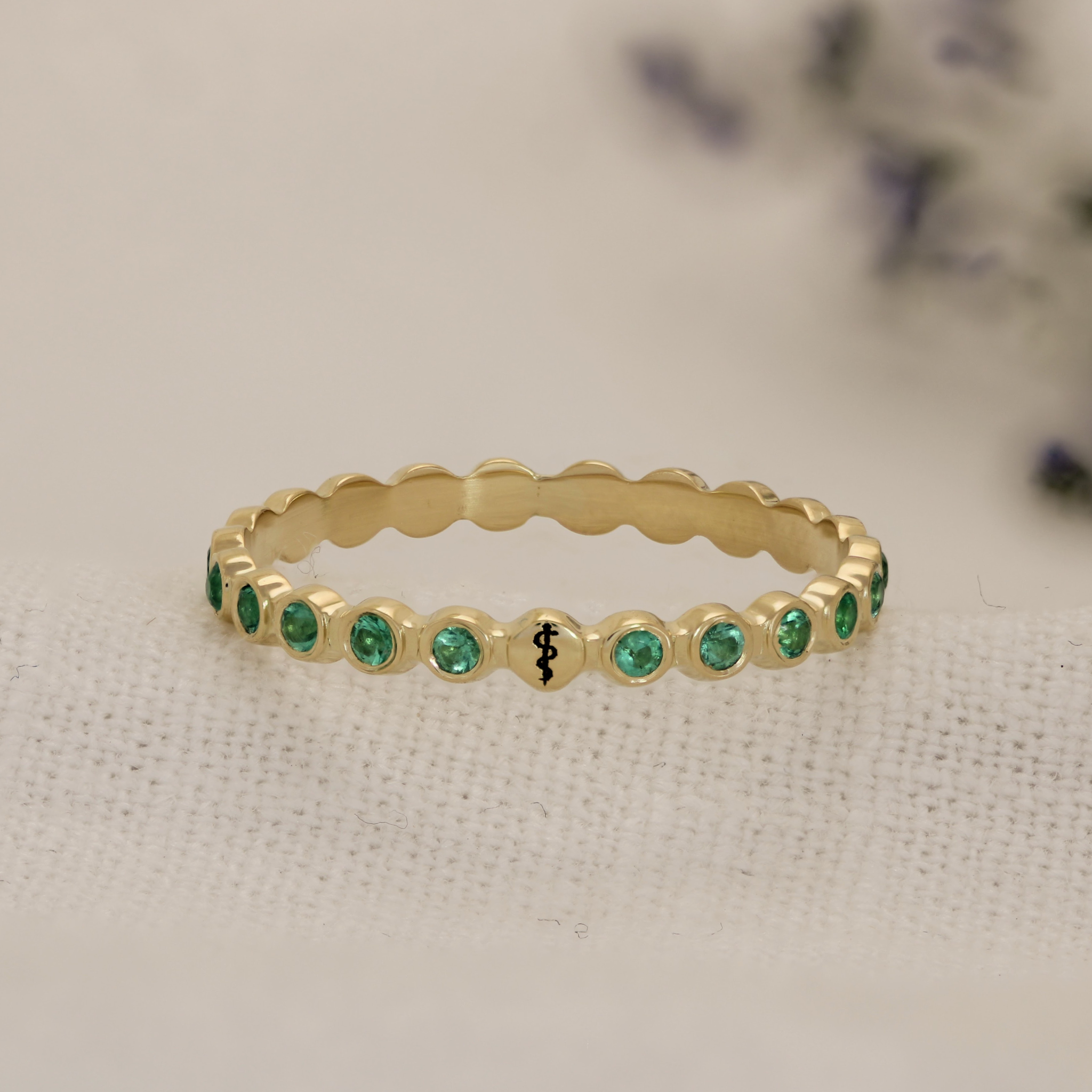 anel-de-formatura-em-ouro-18k-com-esmeraldas-de-medicinha-minimalista-feminino-personalizado