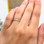 anel-de-formatura-de-medicina-feminino-em-prata-anel-deformatura-personalizado-com-esmeraldas-na-mão