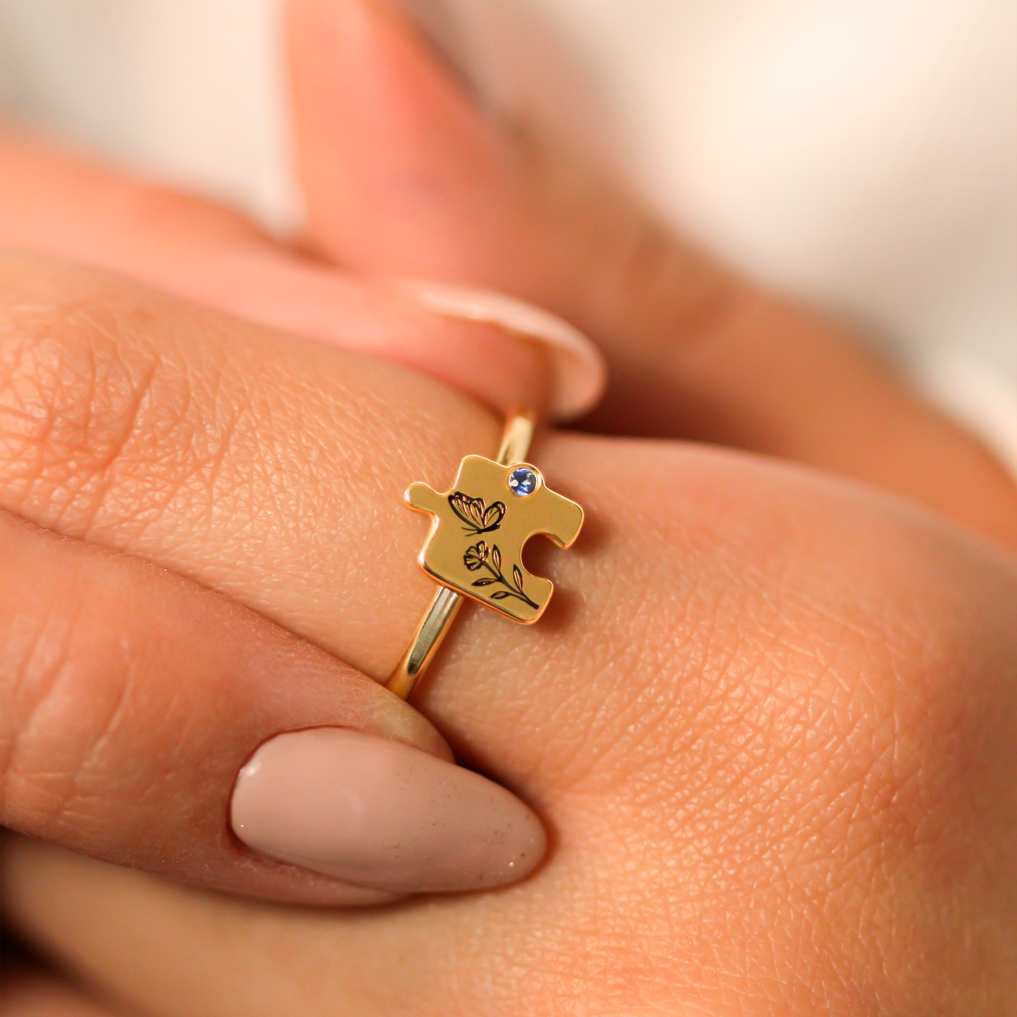 anel-personalizado-em-ouro-18k-com-quebra-cabeca-e-safira-azul-e-borboleta-para-autismo-e-mae-de-autistas-com-flor