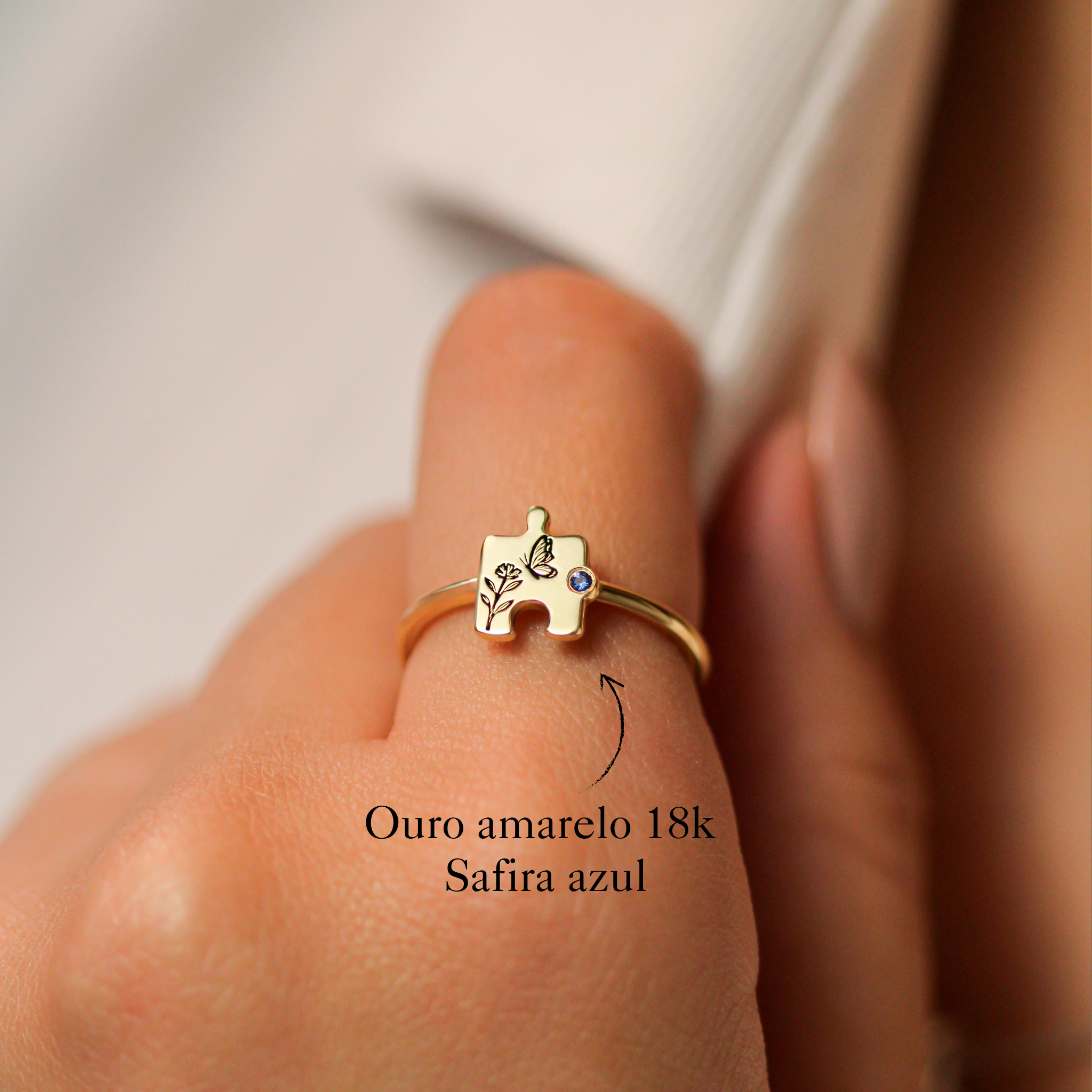 anel-personalizado-em-ouro-18k-com-quebra-cabeca-e-safira-azul-e-borboleta-para-autismo-e-mae-de-autistas-uma-joia-minimalista