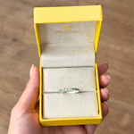 presente-anel-de-formatura-de-medicina-feminino-em-prata-anel-deformatura-personalizado-com-esmeraldas